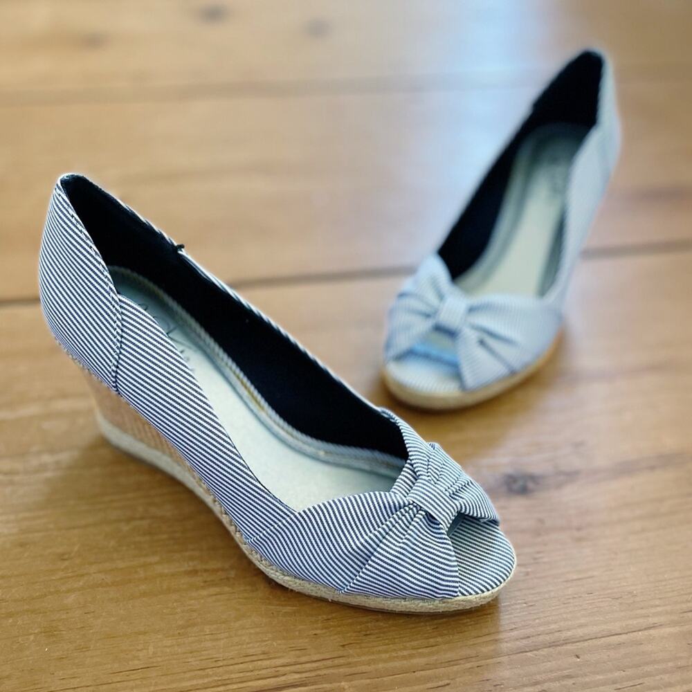 Life Stride Blue & White Striped Seersucker Wedges Size 5.5 EUC - Picture 13 of 13